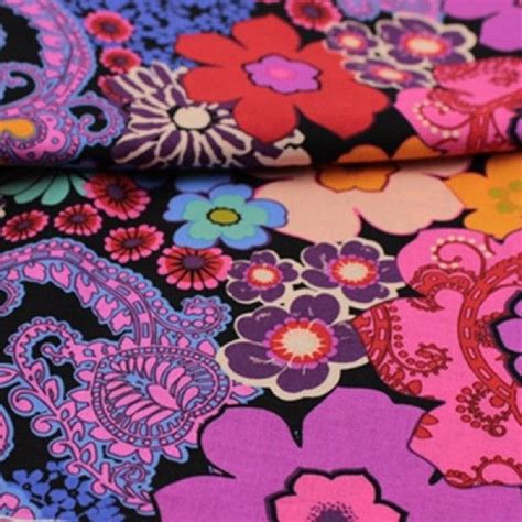 Lightweight, outer pockets, pockets, adjustable strap, inner pockets. Vera Bradley 2017 Floral Fiesta fabric Remnant 100% Cotton ...