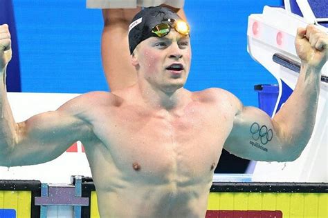 Birbirine aşık ve masanın üzerine kafalarını dayayıp el ele tutuşan rosromantik bir genco çift ve onların çevresindeki kızlı. Adam Peaty and his girlfriend Eiri Munro welcome their ...