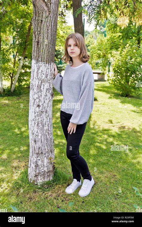 Schöne Mädchen 14 Jahre Alt Auf Dem Baum Lean Stockfotografie Alamy