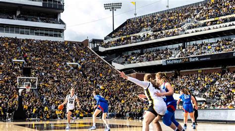 Caitlin Clark Shines For Iowa In Outdoor Women’s Basketball Game Nbc Chicago