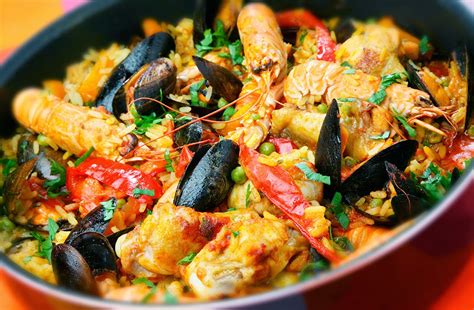 Mi abuela la preparaba con tanto cariño y añadía varios ingredientes incluyendo mariscos, carne cerdo. Como hacer una paella de mariscos - Recetas de Cocina en ...