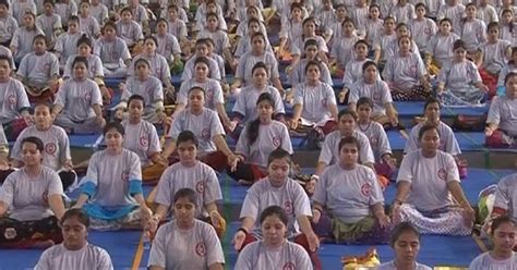1632 pregnant women perform yoga set guinness world record