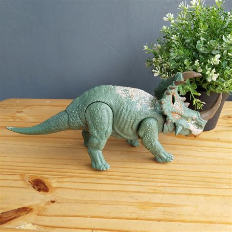 Jurassic World Camp Cretaceous Sound Strike Sinoceratops Green Figure