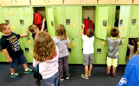 Le scuole americane prevedono per i ragazzi ore di studio individuale durante l'orario di lezione che dire, la scuola americana è molto diversa da quella italiana e per capirla al meglio bisogna solo viverla. Nella classe "itinerante" gli studenti cambiano aula ogni ora