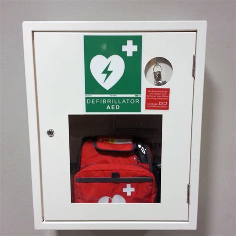 Es gibt verschiedene arten von. Scheibe eingeschlagen, Defibrillator entnommen ...