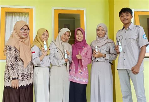 Karakteristik penderita penyakit kulit infeksi pada penduduk kecamatan kubu. KIR (Karya Ilmiah Remaja) | SMAN 1 GERUNG