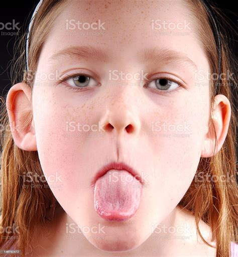 若い女の子舌を出す ストックフォト・写真素材 146752472 Istock