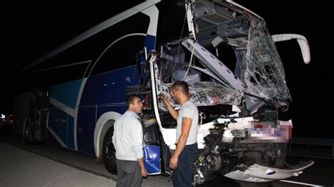 Yolcu otobüsü önündeki kamyona çarptı 1 ölü 24 yaralı