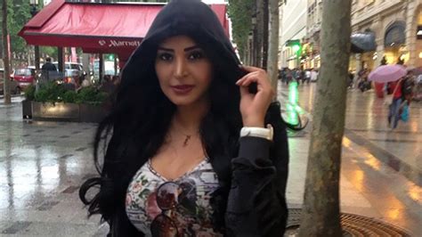 قبل القراءة كنت مؤمنة بأن القرآن الكريم كلام الله عزوجل وبعد قراءة هذا الكتاب إزداد يقيني بذلك وشعرت بالحزن على عقول أتعبها أصحابها بجدال عقيم في حق واضح وصريح. الفنانة السعودية ريم عبد الله ترد على اتهامها بقطع الأرزاق ...