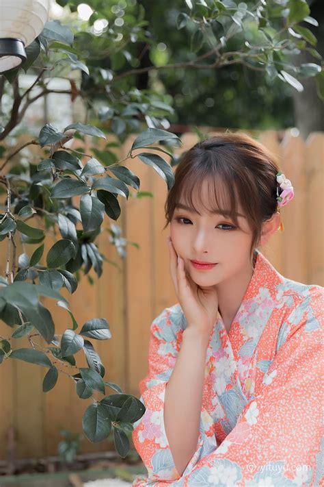 Wanita Model Asia Berambut Cokelat Kimono Wanita Di Luar Ruangan