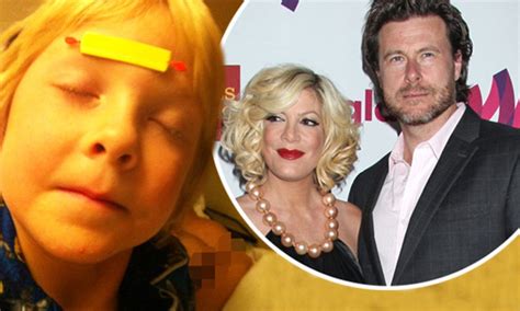 Tori Spelling Topless Photo Dean McDermott Accidentally Posts Picture On Twitter Daily Mail