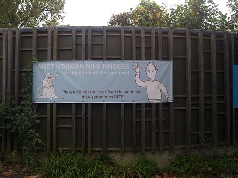 18 Hilarious And Bizarre Signs Spotted At The Zoo