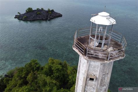 Mercusuar Tua Peninggalan Belanda Di Pulau Labengki Antara Foto Sexiz Pix