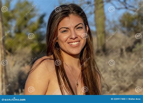 Magnifique Mod Le Hispanique Pose Topless Dans Le D Sert De L Arizona Photo Stock Image Du