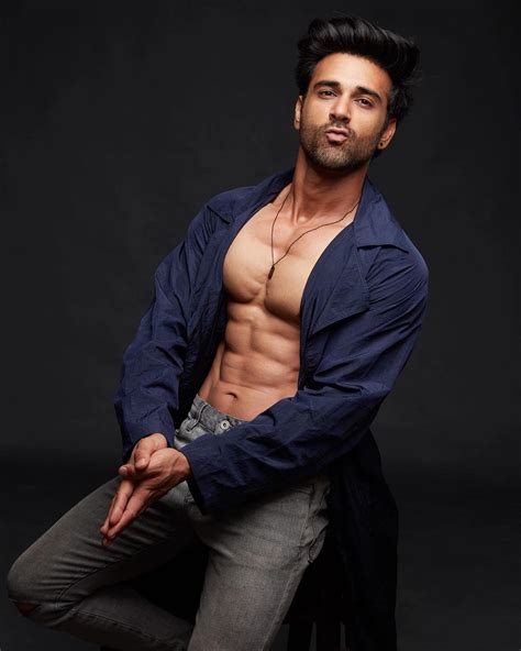 Barjatya under the rajshri it features rajeev khandelwal in the title role of samrat. Shirtless Bollywood Men: Pulkit Samrat's abs: Lets count ...