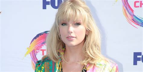 Taylor Swift Wears Rainbow Romper At Teen Choice Awards 2019