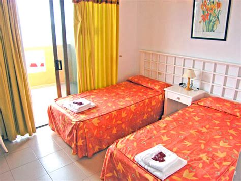 Welke populaire attracties liggen er in de buurt van apartamentos las fuentes? Apartamentos Arenas Blancas en La Restinga | Destinia