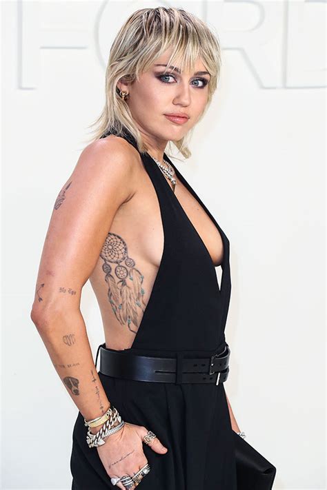 Miley cyrus is one of the most influential artists in pop culture. Miley Cyrus Rocks Shorts & Crop Top For Mirror Selfie ...