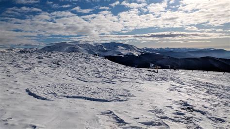 Statiunea montanā muntele mic este situata la poalele versantului sudic al muntilor tarcu, la o altitudine de 1525 m, in judetul caras severin. Muntele Mic iarna, judetul Caras-Severin (2020) | Turism Banat