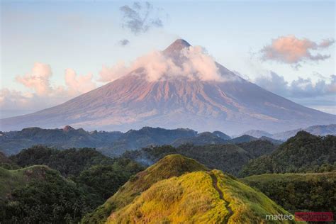 Sunset Over Mayon Volcano Albay Philippines Royalty Free Images