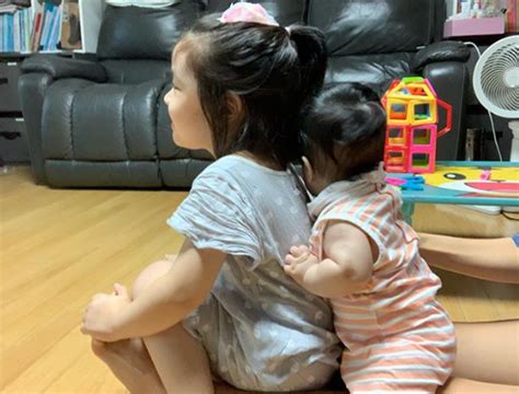 그러나 수영의 악착같은 모습에 태승은 흥미를 느끼는데. 이윤지, 두 딸과 행복 일상 "엄마 다리 기차…칙칙폭폭 떠나보자 ...