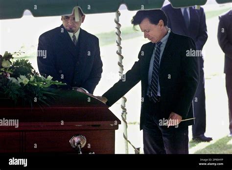 Los Angeles California Usa 25th May 2001 Actor Robert Blake Buries His Wife Bonny Lee