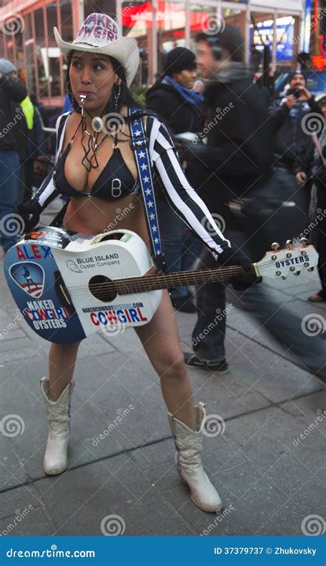 Alex La Vaquera Desnuda Entretiene A La Muchedumbre En Times Square Durante Semana Del Super