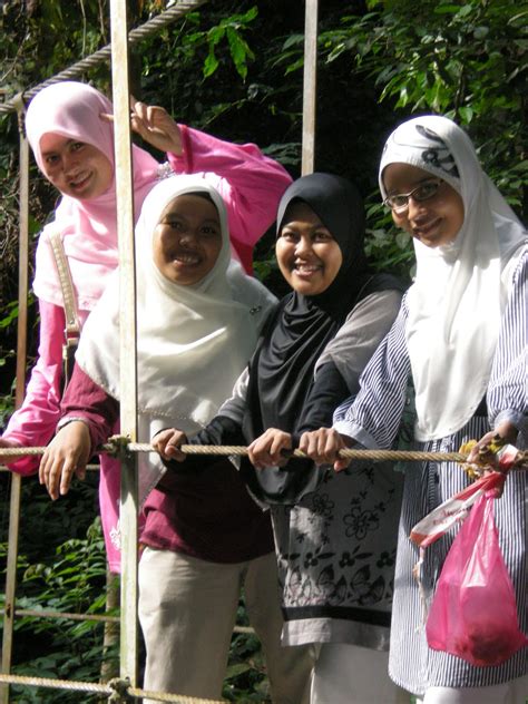 Daerah yan yang berlatar belakangkan gunung jerai memiliki lebih dari 3 lokasi air terjun yang pasti memberikan pengunjungnya satu pengalaman yang tidak akan dilupakan. PENGEMBARAAN SEORANG HAMBA: cuti-cuti Malaysia - Titi ...