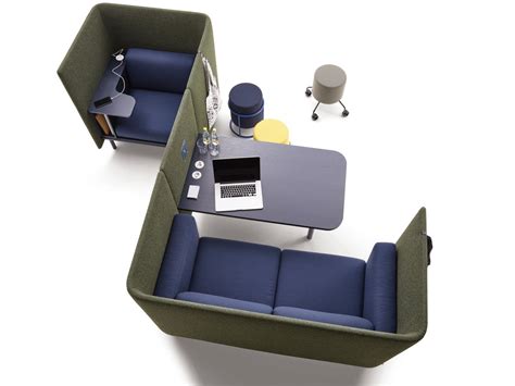 So heben sich sofas in klaren und eindrucksvollen farben gekonnt in schlichten einrichtungsstilen hervor, wie beispielsweise dem minimalismus. Floater Sofa: COR