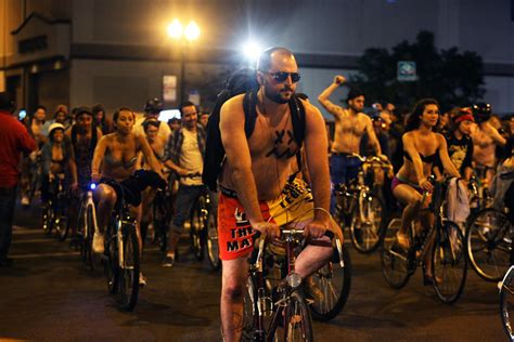 A Guide To Saturday S World Naked Bike Ride Which Skirts Chicago Law A Babe Bit Chicago Tribune