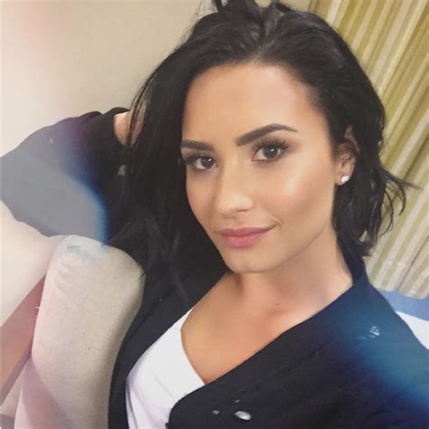 the 13 types of selfies that are all over instagram mejor color de cabello pelo demi lovato