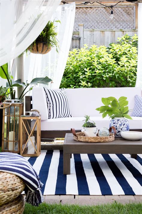 Gorgeous blue and white room outside outdoor rugs patio metal. Blue and White Patio | Blue patio decor, Outdoor decor ...