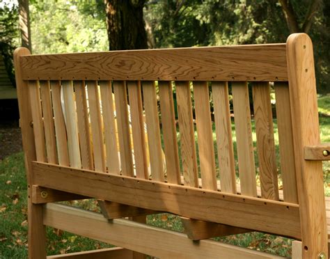 Cadar (ingiriis perfume) waa dareere oo dadka, qol ama shay siinayso ur macaan. Red Cedar English Garden Bench