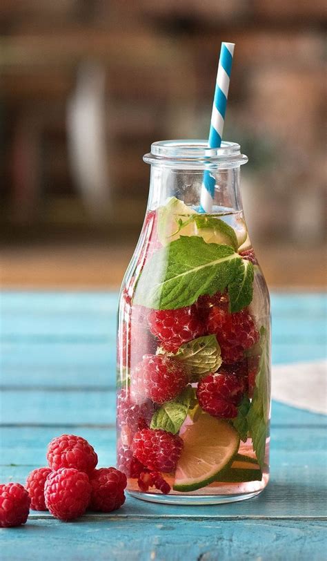 Deswegen ist selbst gemachtes wasser mit geschmack noch immer führend, denn nur hier an man sicher der inhaltsstoffe zu 100% sicher sein. Infused Water - Das Wasser mit Geschmack in 2020 (mit ...