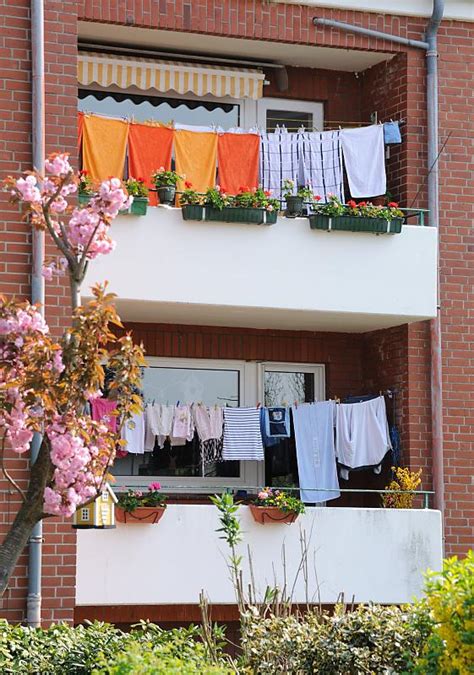In dieser episode der roller haushaltstipps dreht sich alles um das trocknen von wäsche im winter. 850_2854 Balkons mit Wäscheleinen zum Trocknen in Hamburg ...