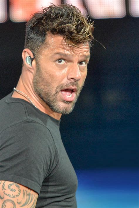Global music icon ricky martin soars in his third decade as a leader in the entertainment industry. Ricky Martin, ¿enamorado de un sexy profesor? | Que Bueno ...