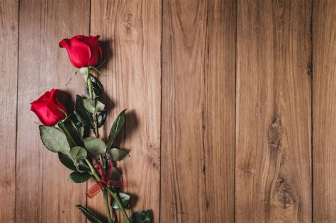 Free Photo Roses On A Wooden Table