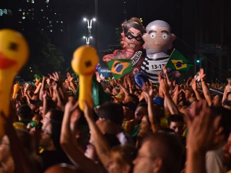 EN IMAGES Les manifestations monstres contre Dilma Rousseff au Brésil