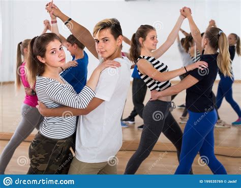 Grupo De Jovenes Adolescentes Bailando Tango En Estudio De Danza Imagen