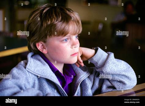 preadolescente preadolescente de ojos azules fotos e imágenes de stock alamy