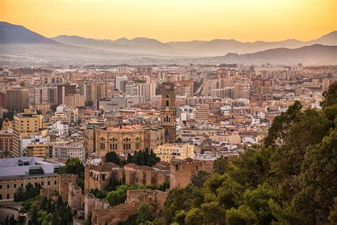 Sei es das festland, welches wunderbare sehenswürdigkeiten wie die bauwerke gaudis in barcelona (z.b. Sprachaufenthalt Málaga: Sprachreise Málaga - Boa Lingua