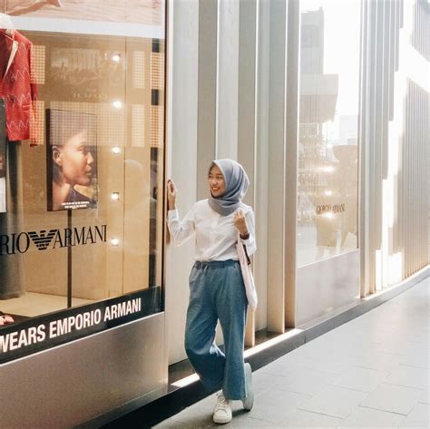 Tampil keren dan kasual bisa banget kamu dapetin setelah ikutin ootd hijab simple yang satu ini. Hijab ootd using jeans kulot and white shirt | Kemeja ...