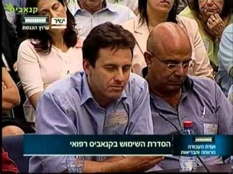 בהתאם לחוק, נקבעו ארבעה מועדים בהם ניתן לעבור בין קופות חולים כך. ‫נציג קופת חולים "מכבי" מגמגם כשנשאל על תוצאותיו החיוביות ...