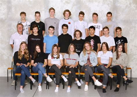Zu sehen sind hier ernste offizielle und eher lustigere inoffizielle varianten. Klassenfotos 2019_20 | Gymnasium Saalfelden
