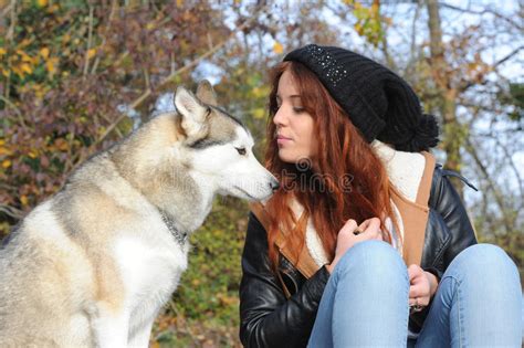 3672 annonces de chats et chatons à l'adoption Jeune Femme Rousse Et Son Chien-loup Image stock - Image ...