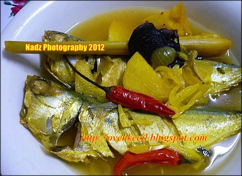 Paling simple, ringkas, senang sangat laa campak2 aje semua pastu tunggu mendidih masuk ikan, tunggu mendidih lagi siap !! CUTE OVEN, SMALL KITCHEN: SINGGANG IKAN KEMBUNG