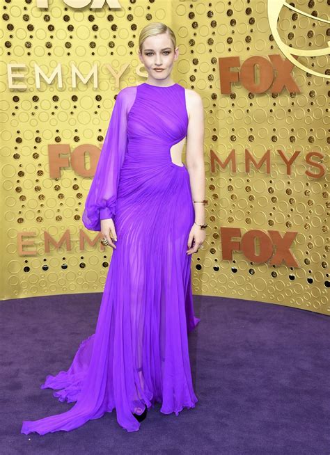 Julia Garner En La Alfombra Roja De Los Emmy 2019 Fotos En Ecartelera