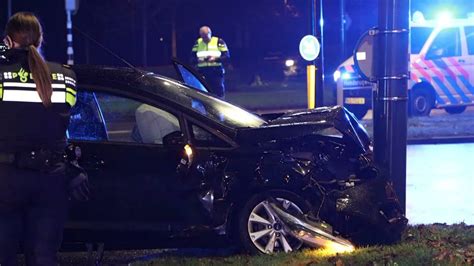 Autos Botsen Op Verkeerslicht Kruising In Emmen Video