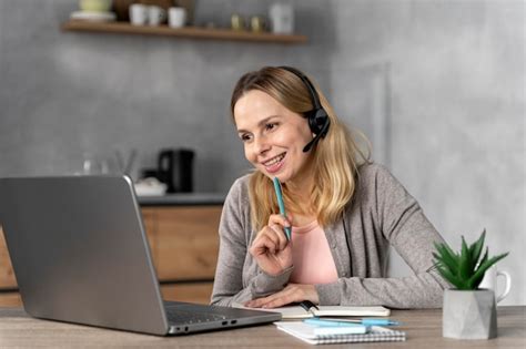 Mujer Con Auriculares Trabajando En Equipo Portátil Foto Gratis