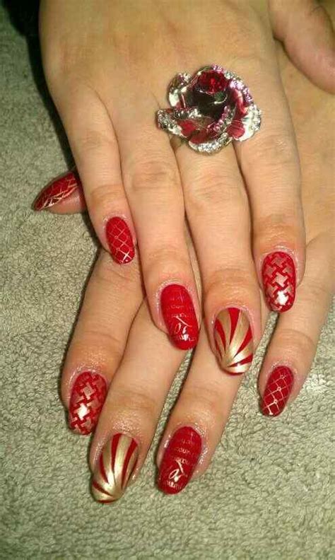 Uñas color rojo con dorado – 20 Ideas geniales | Belleza